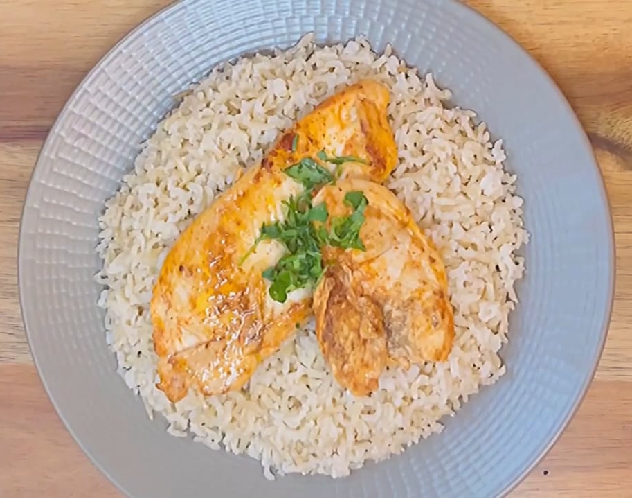 دجاج مشوي مع أرز بني